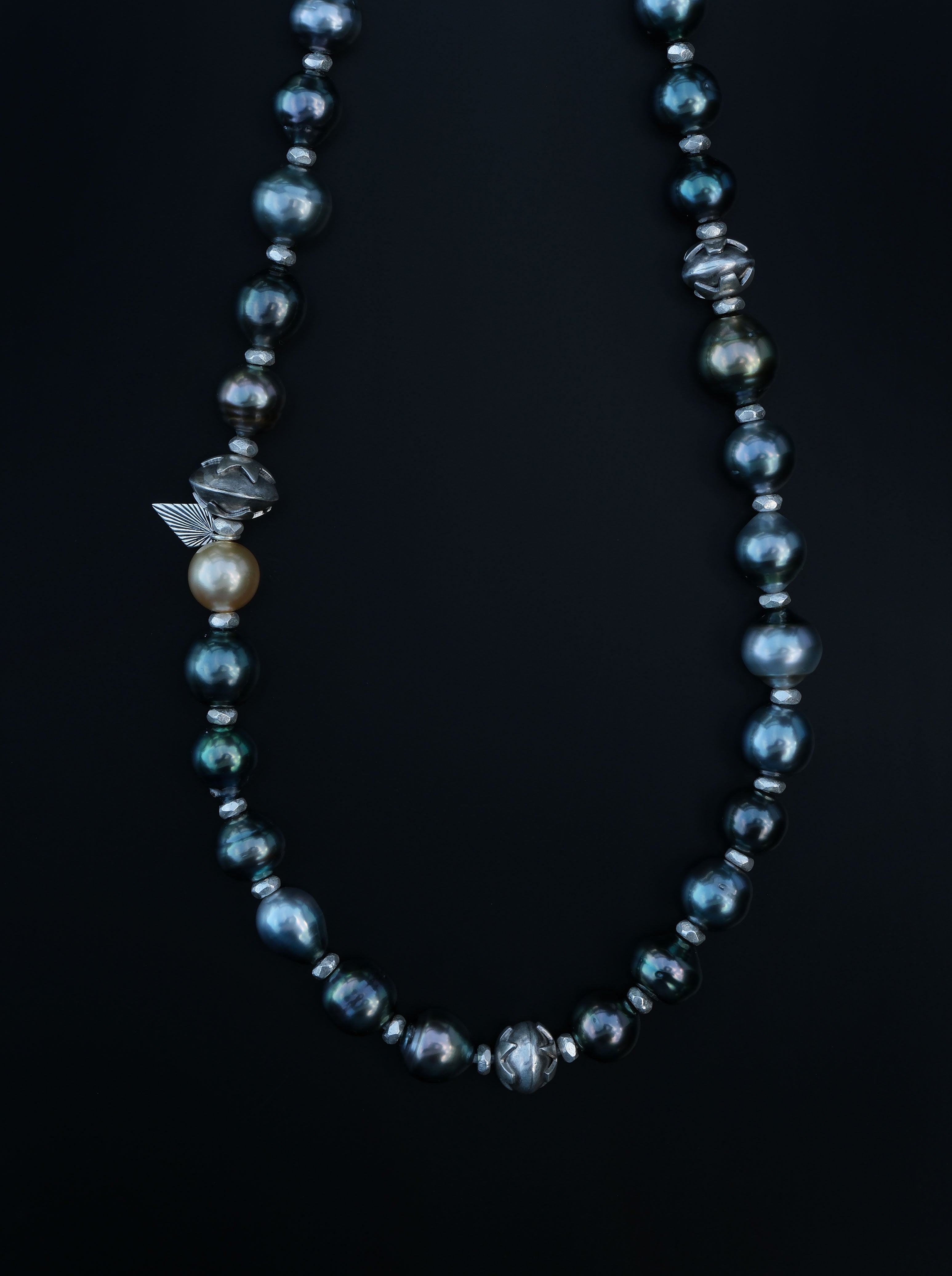 CHUMBO TAHITIAN "Necklace"